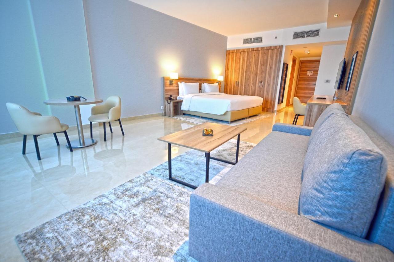 Pyramisa Hotel Apartments Dubai Bagian luar foto
