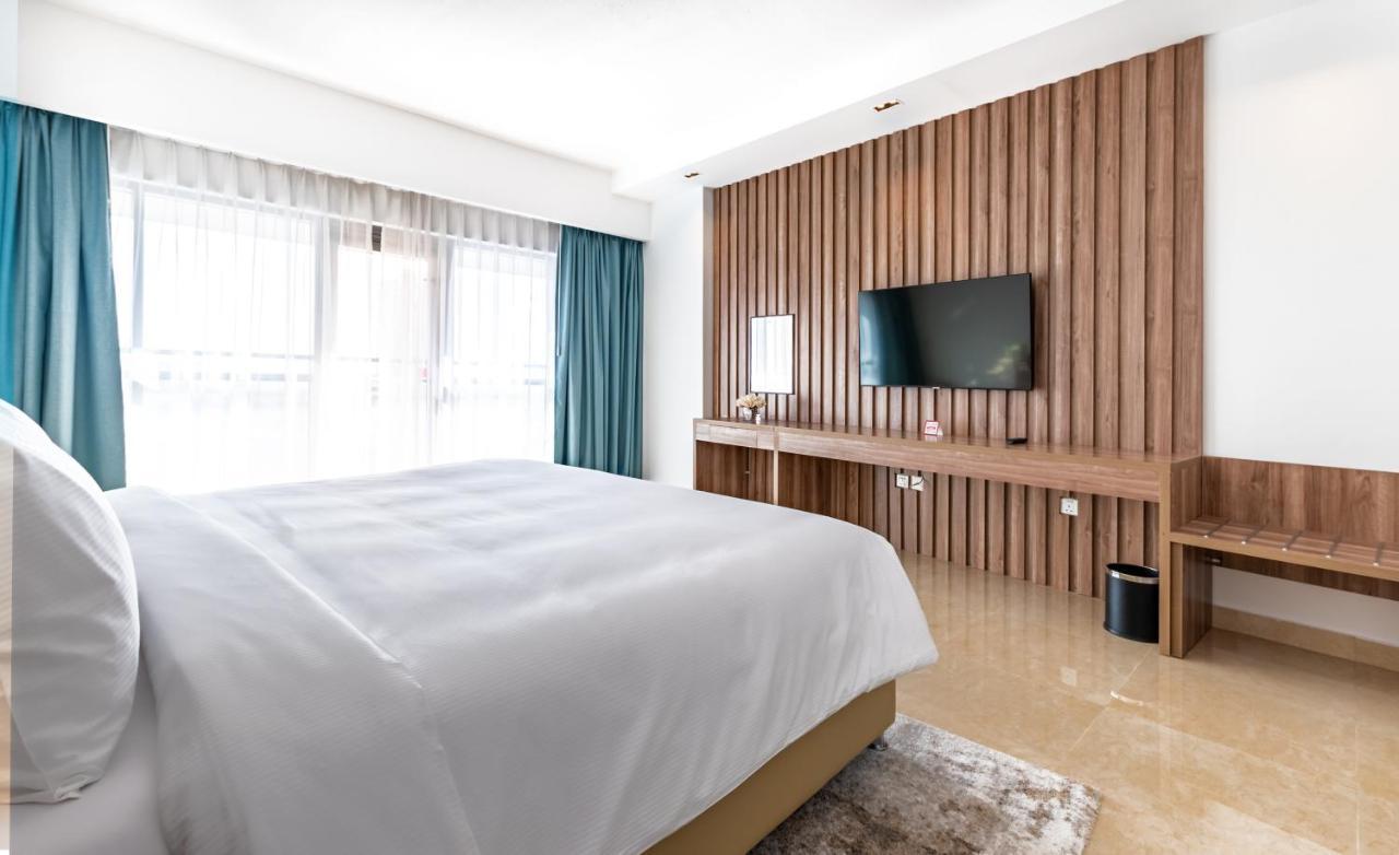 Pyramisa Hotel Apartments Dubai Bagian luar foto
