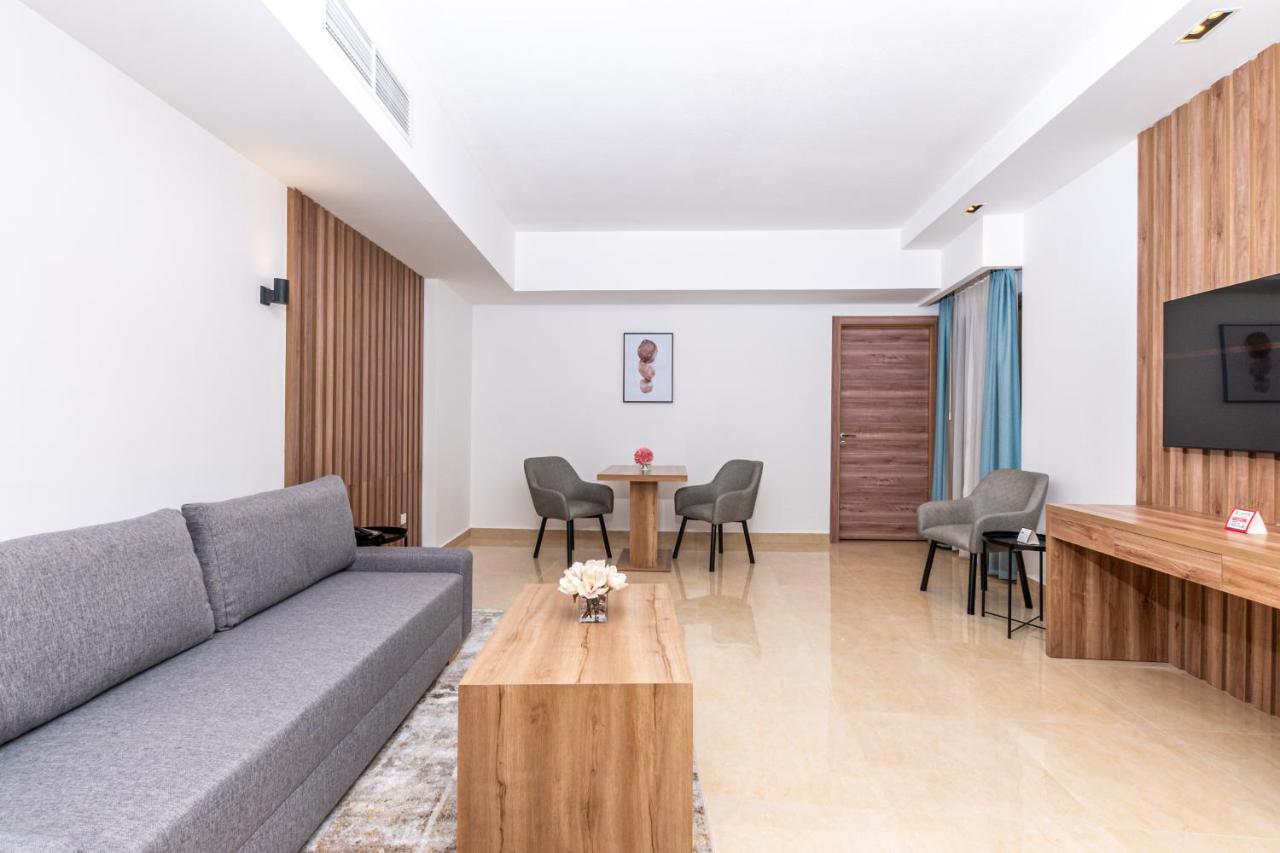 Pyramisa Hotel Apartments Dubai Bagian luar foto