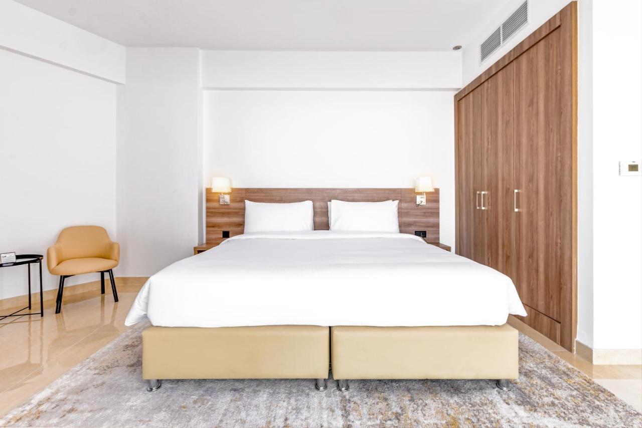 Pyramisa Hotel Apartments Dubai Bagian luar foto