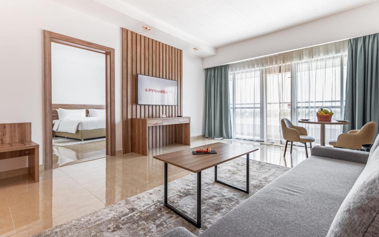 Pyramisa Hotel Apartments Dubai Bagian luar foto
