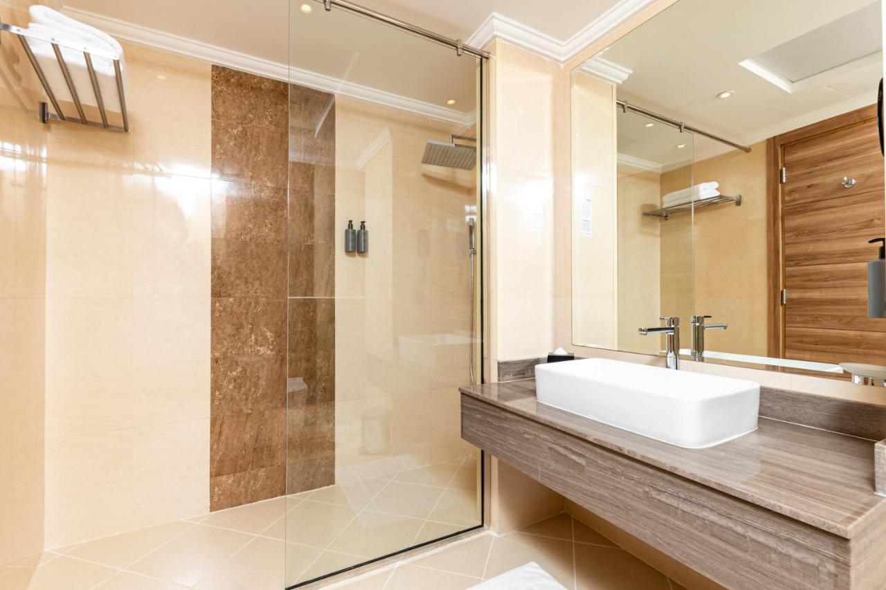 Pyramisa Hotel Apartments Dubai Bagian luar foto
