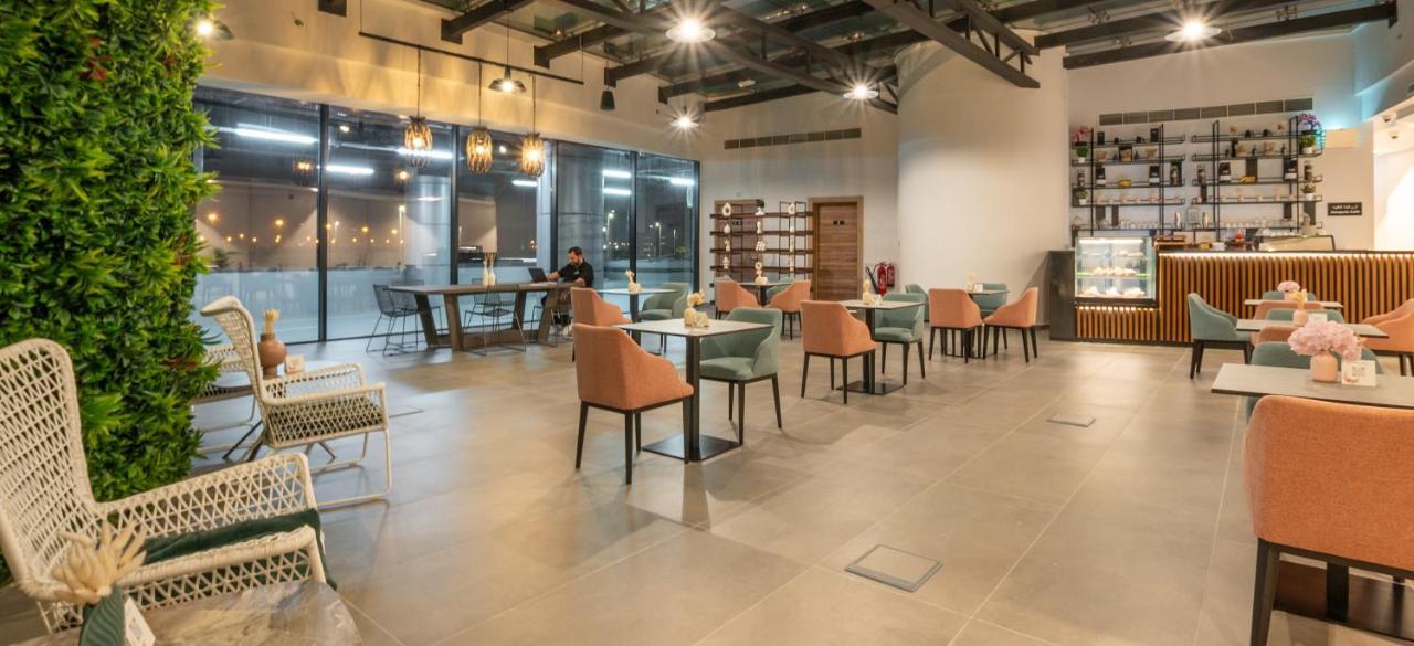 Pyramisa Hotel Apartments Dubai Bagian luar foto